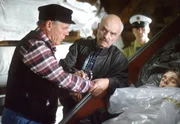 Die Ermittlungen in dem Mordfall auf dem Campingplatz nehmen eine dramatische Wendung: Als Hauptkommissar Brockmöller (Charles Brauer, rechts) Platzwart Böhlich (Peter Striebeck, links) verhaftet, fällt bei dessen Fluchtversuch die Leiche des vermissten Robert Wagner aus einem Boot. Böhlich ist schockiert, denn Wagner war sein Freund. Die Ermittlungen in dem Mordfall auf dem Campingplatz nehmen eine dramatische Wendung: Als Hauptkommissar Brockmöller (Charles Brauer, rechts) Platzwart Böhlich (Peter Striebeck, links) verhaftet, fällt bei dessen Fluchtversuch die Leiche des vermissten Robert Wagner aus einem Boot. Böhlich ist schockiert, denn Wagner war sein Freund.