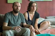 Stefan Krüger (Jörg Malchow) und seine Frau Sandra Krüger (Franziska Hartmann) möchten der Polizei keine Auskunft mehr geben. Stefan Krüger (Jörg Malchow) und seine Frau Sandra Krüger (Franziska Hartmann) möchten der Polizei keine Auskunft mehr geben.