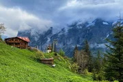 Neben dem Haus ist die Bergstation der Materialbahn. Neben dem Haus ist die Bergstation der Materialbahn.