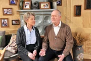 Die Sonnbichlers (Antje Hagen, l., und Sepp Schauer, r.) fragen sich traurig, ob Doris etwas mit Julius' Tod zu tun haben könnte. Die Sonnbichlers (Antje Hagen, l., und Sepp Schauer, r.) fragen sich traurig, ob Doris etwas mit Julius' Tod zu tun haben könnte.