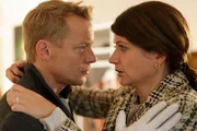 Jakob Kainz (Christoph von Friedl) ist herbeigeeilt, um Dr. Valentina Winter beizustehen. Jakob Kainz (Christoph von Friedl) ist herbeigeeilt, um Dr. Valentina Winter beizustehen.