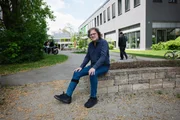 Michael vor der SchlaU-Schule. Michael vor der SchlaU-Schule.