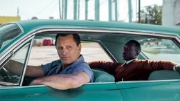 Der gefeierte Pianist Dr. Donald Shirley (Mahershala Ali, re.) engagiert den Nachtklub-T&uuml;rsteher Tony "Lip" Vallelonga (Viggo Mortensen, li.) als Chauffeur f&uuml;r seine Tournee durch die S&uuml;dstaaten.