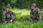 Psychologe Leon Windscheid (r.) spricht mit dem Bundeswehr-Rekruten Connor (l.) darüber, warum er für Deutschland kämpfen würde. Psychologe Leon Windscheid (r.) spricht mit dem Bundeswehr-Rekruten Connor (l.) darüber, warum er für Deutschland kämpfen würde.