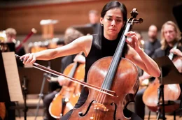 Die Cellistin Mi-Do (Saerom Park) bei der Urauff&uuml;hrung von Bernards Komposition "Sterben"