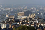Paris: Kateb Yacine war gerade einmal 18 Jahre jung, als er 1947 in die franz&ouml;sische Hauptstadt kam. Als Algerier im Frankreich der 1950er Jahre, mitten im Algerienkrieg, schrieb er auf Franz&ouml;sisch, in der Sprache des Feindes.