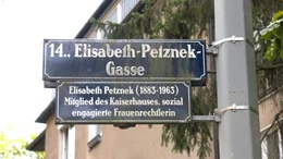 Stra&szlig;enschild &bdquo;Elisabeth-Petznek-Gasse&ldquo; in Wien-H&uuml;tteldorf.