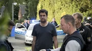 Jochen Lehmann (Bastian Pastewka, M.) folgt dem SEK-Mann zu Ennos Haus. Die Beamten sind damit beschäftigt, bei Enno Beweismittel sicherzustellen. Jochen Lehmann (Bastian Pastewka, M.) folgt dem SEK-Mann zu Ennos Haus. Die Beamten sind damit beschäftigt, bei Enno Beweismittel sicherzustellen.