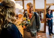 Blumen für Toni von Küchenchef Sebastian. HaJü ist eifersüchtig. Blumen für Toni von Küchenchef Sebastian. HaJü ist eifersüchtig.