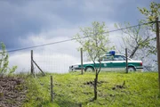 Auf der morgendlichen Streifenwagenfahrt durchforstet Girwidz die Zeitung nach einer Putzhilfe. Auf der morgendlichen Streifenwagenfahrt durchforstet Girwidz die Zeitung nach einer Putzhilfe.