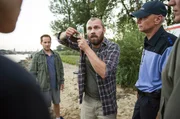Im Bild: Stefan Krüger (Jörg Malchow) versucht zu beweisen, dass er der Stiefvater des ermordeten Rico Krüger ist. Karin Gorniak (Karin Hanczewski), Micha Siebert (Niels Bruno Schmidt), Henni Sieland (Alwara Höfels). Im Bild: Stefan Krüger (Jörg Malchow) versucht zu beweisen, dass er der Stiefvater des ermordeten Rico Krüger ist. Karin Gorniak (Karin Hanczewski), Micha Siebert (Niels Bruno Schmidt), Henni Sieland (Alwara Höfels).