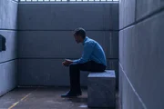 Ibraahin (Nasir Farah Dhagole) wird zunächst in Haft genommen, weil in seinem Asylantrag zahlreiche Ungereimtheiten festgestellt wurden. Ibraahin (Nasir Farah Dhagole) wird zunächst in Haft genommen, weil in seinem Asylantrag zahlreiche Ungereimtheiten festgestellt wurden.