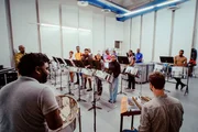Nicolas Senn (rechts vorne) mit Student:innen an der University of the West Indies, mit denen er traditionelle und moderne Kl&auml;nge verbindet und neue musikalische Perspektiven entdeckt.