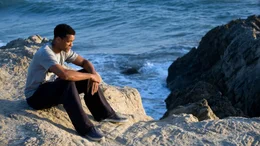 Von Schuld und Schmerz gezeichnet, zieht sich Ben (Will Smith) zur&uuml;ck. Die Vergangenheit l&auml;sst ihn nicht los &ndash; und bringt ihn zu einer radikalen Entscheidung.