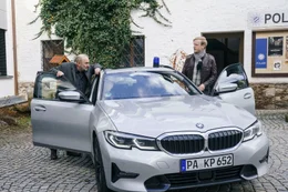 Dass der Fall endg&uuml;ltig an den jungen Kollegen Klotz (David Zimmerschied, rechts) abgegeben werden soll, lockt Kreuzeder (Sigi Zimmerschied, links), den schr&auml;gen Ermittler mit der unkonventionellen Berufsauffassung und reichlich Wei&szlig;bier im Blut, nun doch aus der Reserve.