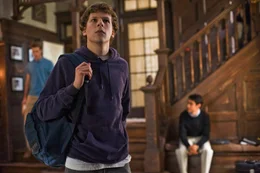 Im Herbst 2003 hat der Havard-Student und Computerprofi Mark Zuckerberg (Jesse Eisenberg) eine geniale Idee: Er m&ouml;chte das soziale Netzwerk seiner Universit&auml;t online zug&auml;nglich machen. Er entwickelt er daf&uuml;r eine Webseite, die innerhalb k&uuml;rzester Zeit die Campus- und L&auml;ndergrenzen sprengt ...