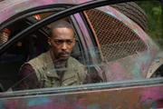 John (Anthony Mackie) hegt Zweifel an dem Wettkampf. Vor allem m&ouml;chte er Quiet (Stephanie Beatriz) davon abhalten, sich in gro&szlig;e Gefahr zu begeben.