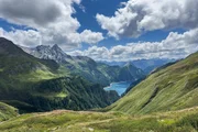 Blick auf das Bleniotal von der Terasse der Motterasciohütte. Blick auf das Bleniotal von der Terasse der Motterasciohütte.