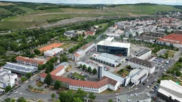 In der Staatlichen Feuerwehrschule W&uuml;rzburg werden jedes Jahr tausende freiwillige Feuerwehrleute ausgebildet. Auf dieser Drohnenaufnahme sieht man das Areal der Staatlichen Feuerwehrschule in W&uuml;rzburg. Unter anderem k&ouml;nnen im dortigen Brandhaus ganze Wohnungsbr&auml;nde simuliert werden.