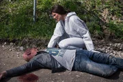 Dr. Caroline Fuchs (Susu Padotzke) findet am Brückenfuß eine männliche Leiche. Dr. Caroline Fuchs (Susu Padotzke) findet am Brückenfuß eine männliche Leiche.