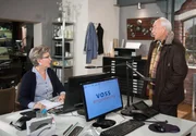 Udo (Klaus Mikoleit, r.) verspricht Inge (Peggy Lukac, l.), sich k&uuml;nftig von Marlies fernzuhalten.