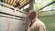 Thomas Günther verabschiedet sich von Giraffe Kombuko. Thomas Günther verabschiedet sich von Giraffe Kombuko.