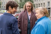 Dr. Talia Jahnka (Gabriela Maria Schmeide, re.) und Senta Kurzweg (Anja Franke, li.) erheben schwere Vorwürfe gegen den Gebrauchtwarenhändler Rüdiger Heckmann (Matthias Komm, Mitte). Dr. Talia Jahnka (Gabriela Maria Schmeide, re.) und Senta Kurzweg (Anja Franke, li.) erheben schwere Vorwürfe gegen den Gebrauchtwarenhändler Rüdiger Heckmann (Matthias Komm, Mitte).