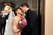 Hochzeit: Kira (Mareike Lindenmeyer, l.) und Xaver (Jan van Weyde, r.) genie&szlig;en ihr Gl&uuml;ck (im Hintergrund v.l.: Michele Oliveri, David Paryla und Sepp Schauer).