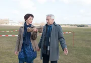 Thomas (Gerry Hungbauer, r.) ist genervt, als Merle (Anja Franke, l.) einen mysteriösen Knochen auf dem Flugplatzgelände findet und von ihm eine Untersuchung fordert. Thomas (Gerry Hungbauer, r.) ist genervt, als Merle (Anja Franke, l.) einen mysteriösen Knochen auf dem Flugplatzgelände findet und von ihm eine Untersuchung fordert.