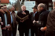 Pfarrer Kurz informiert die Wangener über die neuesten Erkenntnisse, die die Lansinger Dorfchronik zutage gebracht hat. Von links: KLD, Karl Kurz (Henner Quest), Vinzenz Kurz (Hans Stadlbauer) und Lorenz Schattenhofer (Werner Rom). Pfarrer Kurz informiert die Wangener über die neuesten Erkenntnisse, die die Lansinger Dorfchronik zutage gebracht hat. Von links: KLD, Karl Kurz (Henner Quest), Vinzenz Kurz (Hans Stadlbauer) und Lorenz Schattenhofer (Werner Rom).