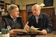 Zu Lorenz' Freude belegt die Dorf-Chronik, dass die Wangener die alte Fehde angezettelt haben. Von links: Lorenz Schattenhofer (Werner Rom) und Vinzenz Kurz (Hans Stadlbauer). Zu Lorenz' Freude belegt die Dorf-Chronik, dass die Wangener die alte Fehde angezettelt haben. Von links: Lorenz Schattenhofer (Werner Rom) und Vinzenz Kurz (Hans Stadlbauer).