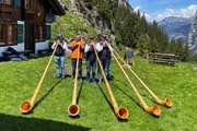 Ruedi Müller mit seiner Alphornblasgruppe. Ruedi Müller mit seiner Alphornblasgruppe.