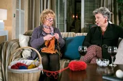 Erika (Madeleine Lierck-Wien, l.) strickt, w&auml;hrend ihre Schwester Inge (Peggy Lukac, r.) ihr von ihrem Kummer erz&auml;hlt.
