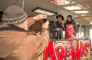 Hannes (Claus Dieter Clausnitzer, r.) bringt Rockstar Tiger Rat (Nico Santos, M.) dazu, f&uuml;r ein werbewirksames Foto mit Theo (Frederic B&ouml;hle, r.) in seinem Imbiss &bdquo;Art of Wurst&ldquo; zu posieren.
