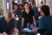 Sarah Ramos als Dr. Caitlin Lenox Sarah Ramos als Dr. Caitlin Lenox