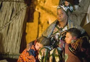 Makhulu (Nonkosi Frances Ndlazilwana), eine afrikanische Sangoma, kümmert sich um Neo (Pascal Andres) und seine Schwester Lindiwe (Ronja Forcher), die um ihren toten Vater trauern. Makhulu (Nonkosi Frances Ndlazilwana), eine afrikanische Sangoma, kümmert sich um Neo (Pascal Andres) und seine Schwester Lindiwe (Ronja Forcher), die um ihren toten Vater trauern.