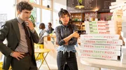 Pizzabombing bei Mai (Nhung Hong): Rechtsanwalt Cem Oktay (Emre Aksızoğlu) hilft. Pizzabombing bei Mai (Nhung Hong): Rechtsanwalt Cem Oktay (Emre Aksızoğlu) hilft.