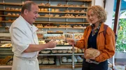 Lisa Liebling (Luise von Finckh) trifft einen alten Bekannten aus der Kindheit: Bäckermeister Dieter Seidel (Uwe Preuss). Lisa Liebling (Luise von Finckh) trifft einen alten Bekannten aus der Kindheit: Bäckermeister Dieter Seidel (Uwe Preuss).
