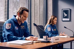 Nach einem t&ouml;dlichen Unfall im Weltraum m&uuml;ssen sich Brian (Patrick Wilson) und Jocinda (Halle Berry) vor einem Untersuchungsausschuss erkl&auml;ren.