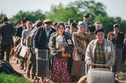 Gerta (Barabara Váchová, vorne li.) wird mit vielen anderen deutschen Bewohnern Brünns in einer Kolonne aus der Stadt getrieben. Gerta (Barabara Váchová, vorne li.) wird mit vielen anderen deutschen Bewohnern Brünns in einer Kolonne aus der Stadt getrieben.