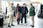 Hubert (Christian Tramitz, l.) und Girwidz (Michael Brandner, r.) verdächtigen Sven Lüttges (Vivian Frey, 2.v.r.), zusammen mit seiner Frau (Komparsin), Klamotten aus der Altkleiderverwertung entwendet zu haben, um sie hochpreisig zu verkaufen. Hubert (Christian Tramitz, l.) und Girwidz (Michael Brandner, r.) verdächtigen Sven Lüttges (Vivian Frey, 2.v.r.), zusammen mit seiner Frau (Komparsin), Klamotten aus der Altkleiderverwertung entwendet zu haben, um sie hochpreisig zu verkaufen.