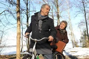 Damit es André (Joachim Lätsch, l.) doch noch rechtzeitig zu seinem Treffen mit "Loreley" schafft, leiht ihm Hildegard (Antje Hagen, r.) ihr Fahrrad. Damit es André (Joachim Lätsch, l.) doch noch rechtzeitig zu seinem Treffen mit "Loreley" schafft, leiht ihm Hildegard (Antje Hagen, r.) ihr Fahrrad.