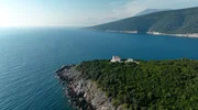 Kurz, aber oho! Auf nicht mal 100 Kilometern erstreckt sich die Küste Montenegros an der Adria. Kurz, aber oho! Auf nicht mal 100 Kilometern erstreckt sich die Küste Montenegros an der Adria.