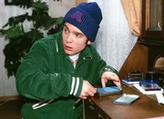 Olli (Eric Benz) nimmt sich in Juttas Wohnung heimlich einen Abdruck des Gefängnisschlüssels. Er plant, sich wieder mit Conny zu treffen. Olli (Eric Benz) nimmt sich in Juttas Wohnung heimlich einen Abdruck des Gefängnisschlüssels. Er plant, sich wieder mit Conny zu treffen.