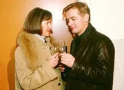 Dieter (Horst Kotterba) versucht Jutta (Claudia Loerding) näher zu kommen. Sie ahnt nicht, dass er von Mona auf sie angesetzt wurde, um sie nach ihrem Lottogewinn auszunehmen... Dieter (Horst Kotterba) versucht Jutta (Claudia Loerding) näher zu kommen. Sie ahnt nicht, dass er von Mona auf sie angesetzt wurde, um sie nach ihrem Lottogewinn auszunehmen...