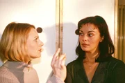 Anna (Bettina Kramer, li.) entdeckt, dass Elke (Monika Guthmann) mit Drogen dealt und stellt sie zur Rede. Anna (Bettina Kramer, li.) entdeckt, dass Elke (Monika Guthmann) mit Drogen dealt und stellt sie zur Rede.