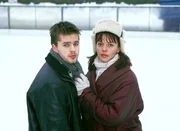 Jan (Benjamin Quaiser, li.) und Elke (Monika Guthmann) gehen während Elkes Freigang Schlittschuh laufen. Sie kommen sich näher, auch wenn Elke sich nicht eingestehen will, dass sie etwas für Jan empfindet. Jan (Benjamin Quaiser, li.) und Elke (Monika Guthmann) gehen während Elkes Freigang Schlittschuh laufen. Sie kommen sich näher, auch wenn Elke sich nicht eingestehen will, dass sie etwas für Jan empfindet.