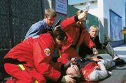 Dr. Lüdwitz (Rainer Grenkowitz, l.) und Peter Berger (Serger Falck, M.) behandeln den verletzten Kronzeugen Kaminsky (Hans Peter Hallwachs). Die BKA-Beamten Rosen (Michael Schiller) und Edgar (Pierre Franckh, r.) sollten den Gangster ins Gericht bringen Dr. Lüdwitz (Rainer Grenkowitz, l.) und Peter Berger (Serger Falck, M.) behandeln den verletzten Kronzeugen Kaminsky (Hans Peter Hallwachs). Die BKA-Beamten Rosen (Michael Schiller) und Edgar (Pierre Franckh, r.) sollten den Gangster ins Gericht bringen