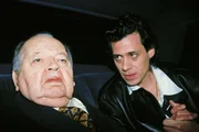 Mafiapate Ribiola (Leon Askin, l.) und sein Killer Correr (Domenico Pecoraio) verabreden den Überfall auf den Kronzeugentransport Mafiapate Ribiola (Leon Askin, l.) und sein Killer Correr (Domenico Pecoraio) verabreden den Überfall auf den Kronzeugentransport