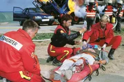 Die B-Crew (v. l.: Wolfgang Krewe, Sabine Petzl, Anja Freese, Holger Gotha (liegend)) hat den Verletzten nach der Explosion des Tankwagens geborgen und versorgt ihn. Die B-Crew (v. l.: Wolfgang Krewe, Sabine Petzl, Anja Freese, Holger Gotha (liegend)) hat den Verletzten nach der Explosion des Tankwagens geborgen und versorgt ihn.
